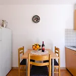 Benko J *